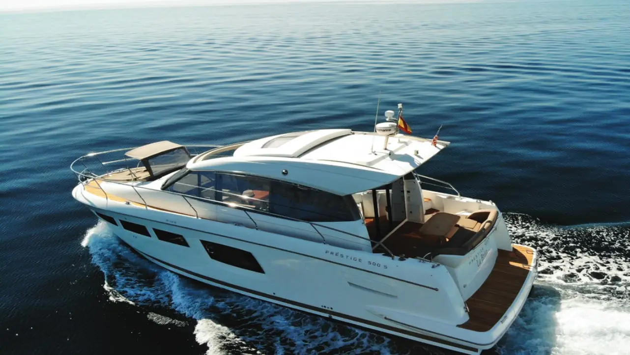 Prestige 500S La Brisa under way on open water
