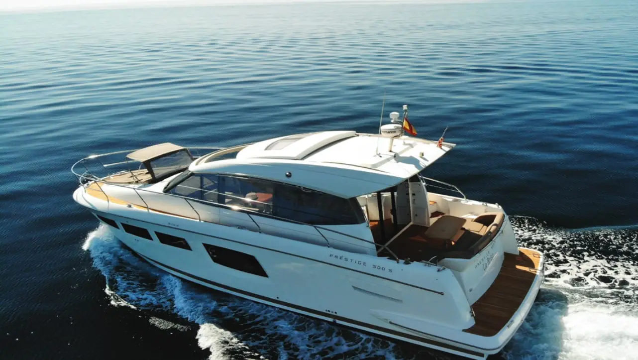 Prestige 500S La Brisa under way on open water