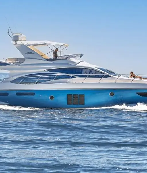 Side view of Azimut 58 Fly Lazurit cruising