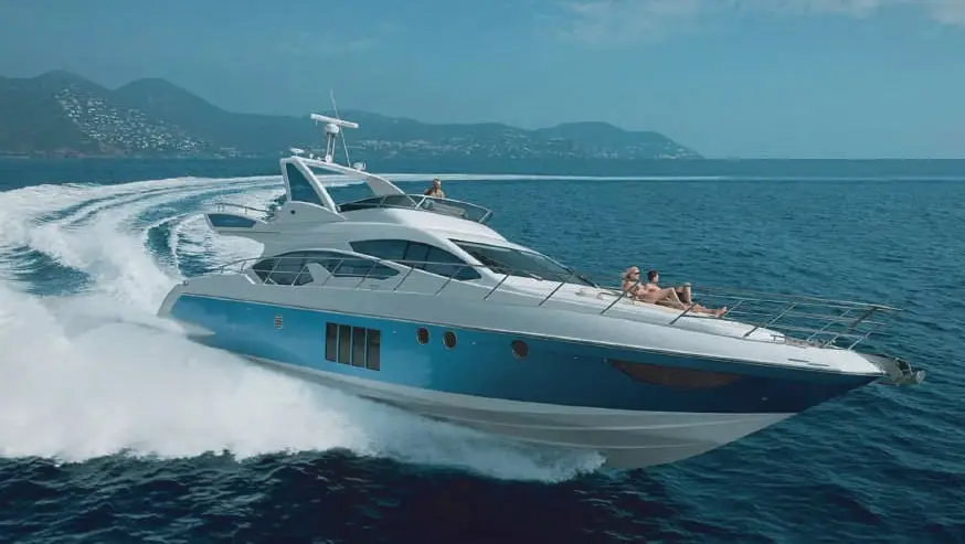 Azimut 58 Fly Lazurit cruising along the coast